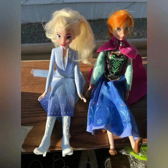 Frozen Ana and Elsa dolls. Elsa’s hair needs combing. - Picture 2 of 2
